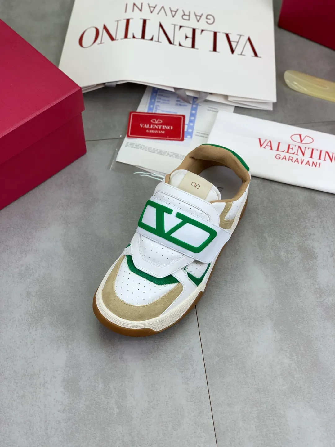 Men's men's shoes 💰P680 New Valentino 𝑶𝒏𝒆𝑺𝒕𝒖𝒅 Couple's sports shoes series Valentino 2025 new couple's sports shoes are on sale. The original ZP purchase and dismantling. Repeated pattern making and modification. 1:1 restoration! Top luxury masterpiece Velcro design Soft and comfortable imported calfskin brings excellent elegant texture and excellent on-foot comfort Top purchasing version upper: imported calfskin surface/original oil edge craftsmanship Lining: water-dyed sheepskin lining Outsole: original development 𝐓𝐏𝐔 two-color combination outsole Packaging: original configuration complete package Code number: 35-46
